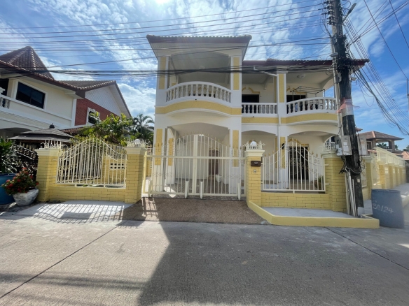 EP0017 | 3-BR Villa for Sale in East Pattaya – 5 Mins to the Beach