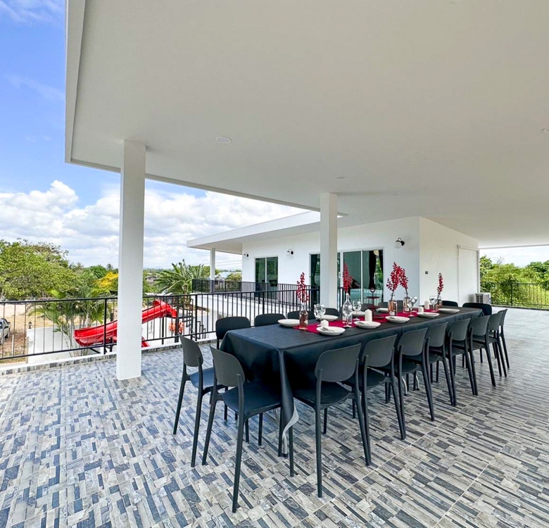 EP0036 | Grand 6-BR Luxury Villa for Sale in Huay Yai Pattaya
