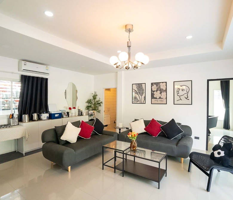 EP0036 | Grand 6-BR Luxury Villa for Sale in Huay Yai Pattaya