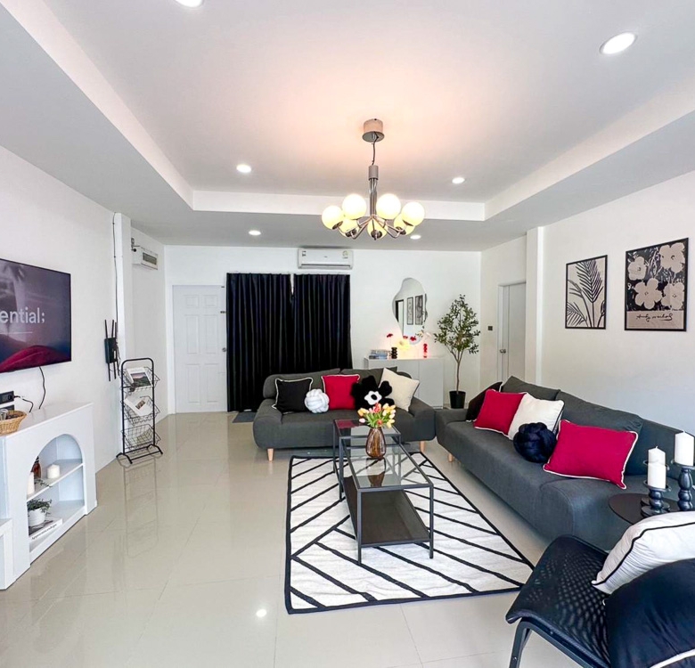 EP0036 | Grand 6-BR Luxury Villa for Sale in Huay Yai Pattaya