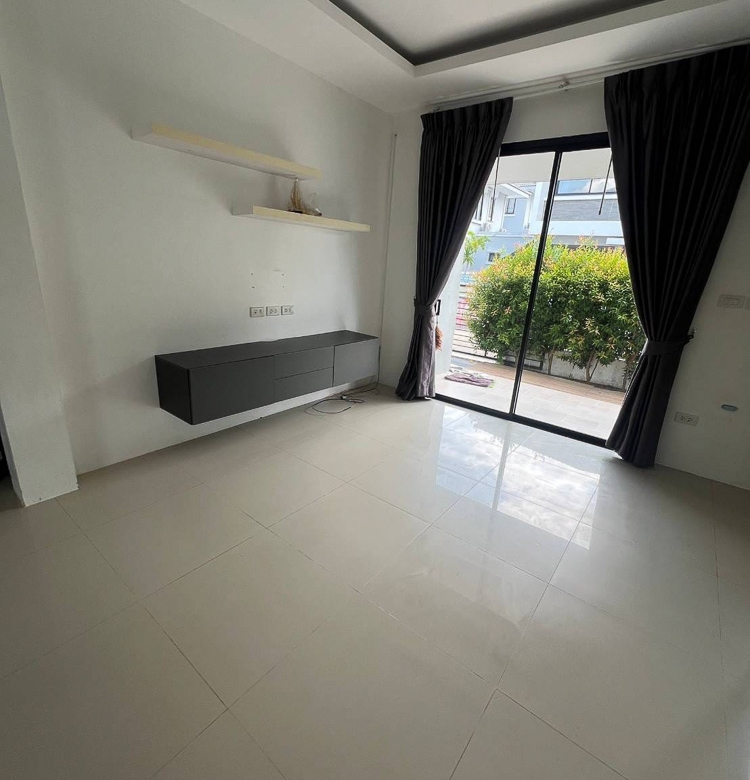 EP0018 | Modern Villa for Sale in Pattaya – Close to MIS