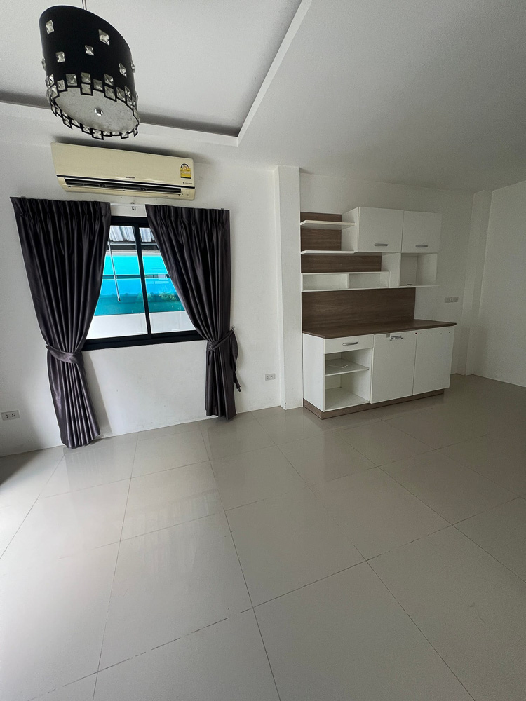 EP0018 | Modern Villa for Sale in Pattaya – Close to MIS