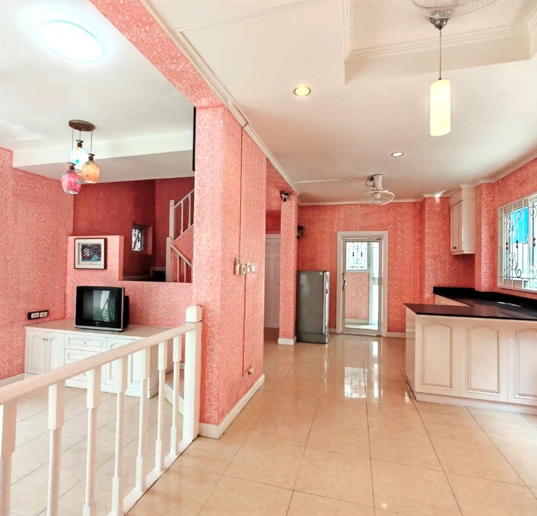 EP0067 | 4-BR Family Villa for Sale in Pattaya