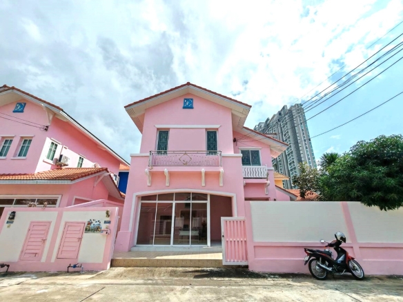 EP0067 | 4-BR Family Villa for Sale in Pattaya