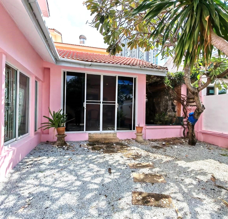 EP0067 | 4-BR Family Villa for Sale in Pattaya
