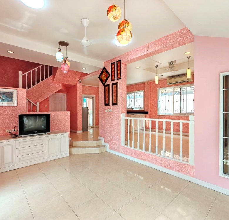 EP0067 | 4-BR Family Villa for Sale in Pattaya