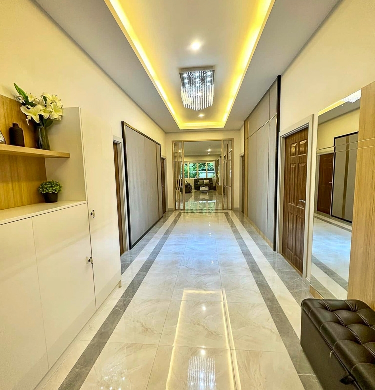 EP0055 | Grand 6-BR Luxury Estate for Sale near EFIP