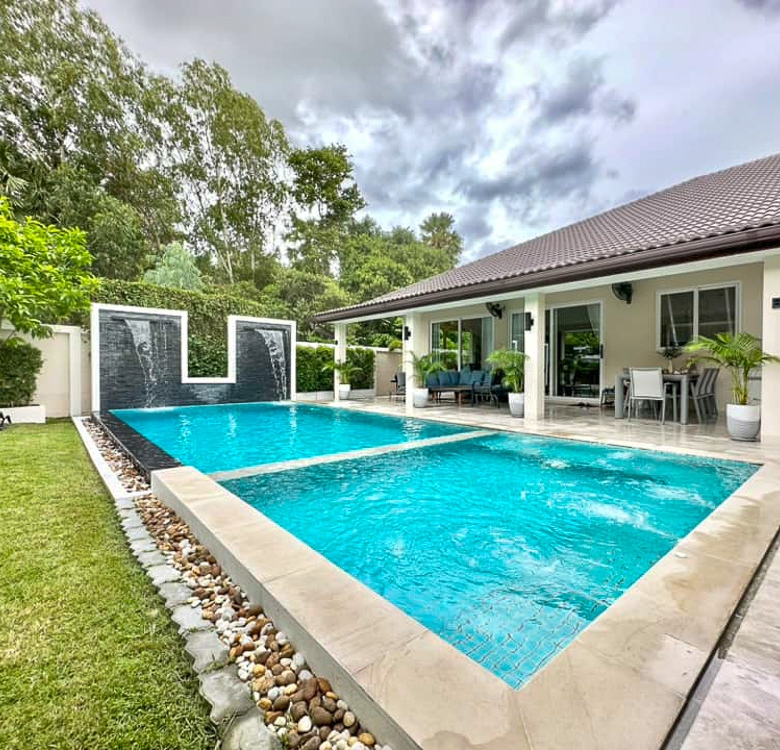 EP0055 | Grand 6-BR Luxury Estate for Sale near EFIP