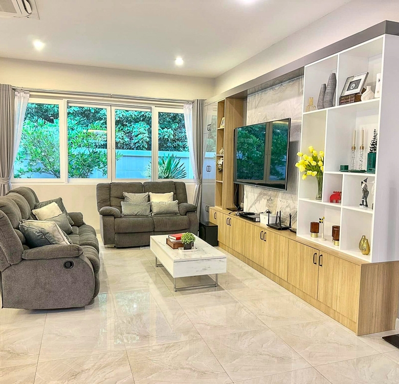 EP0055 | Grand 6-BR Luxury Estate for Sale near EFIP