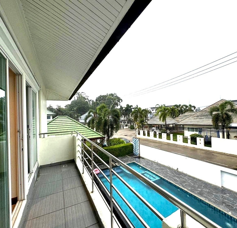 EP0093 | Family Villa for Sale on Pornprapanimit, East Pattaya