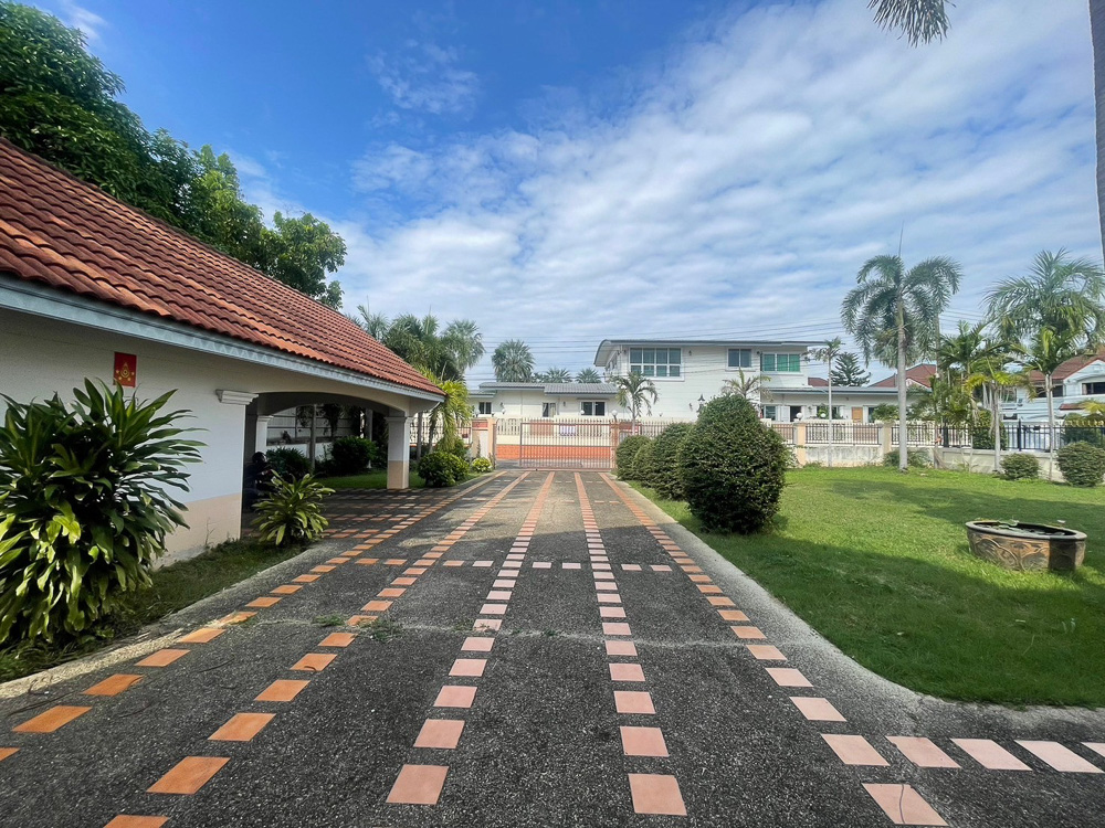 EP0064 | Luxury Estate for Sale at Permsap Housing, East Pattaya