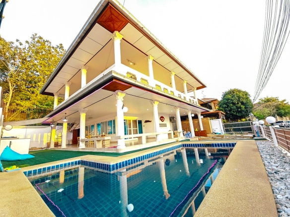 EP0095 | Villa with Private Office for Rent in Eakmongkol