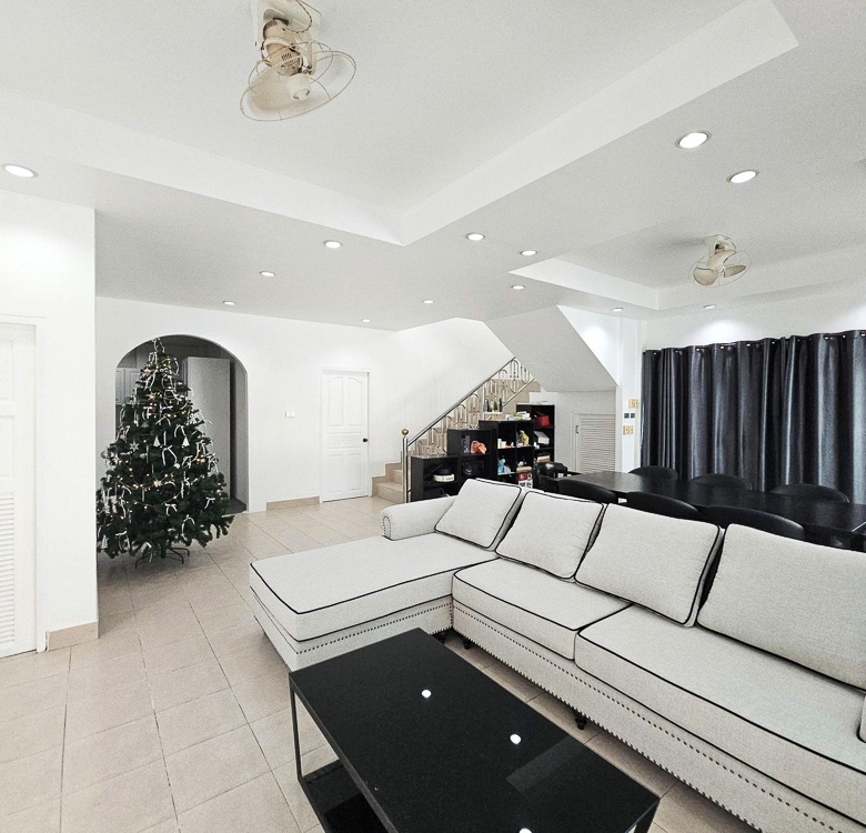 EP0095 | Villa with Private Office for Rent in Eakmongkol