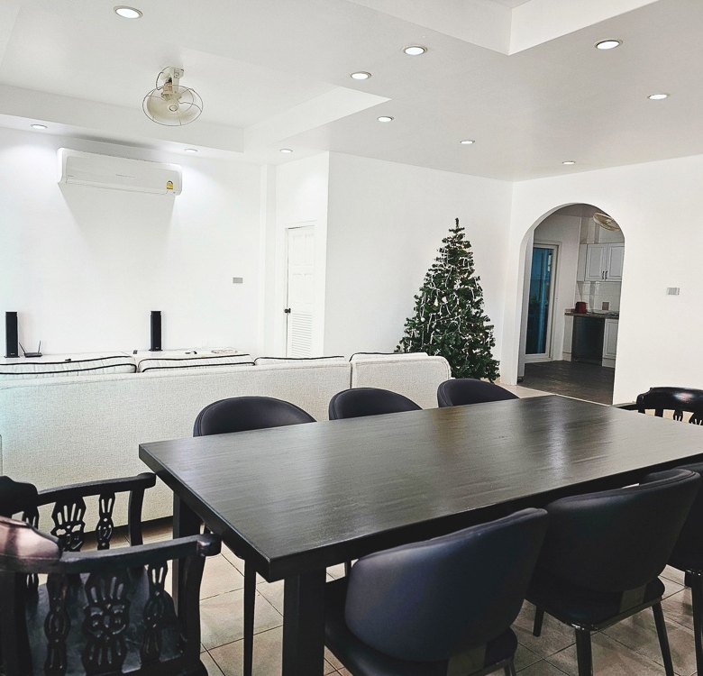 EP0095 | Villa with Private Office for Rent in Eakmongkol