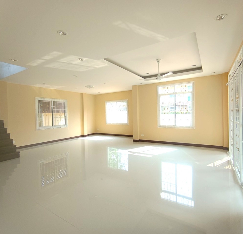 EP0102 | Family Villa for Sale Near Maryvit School Pattaya