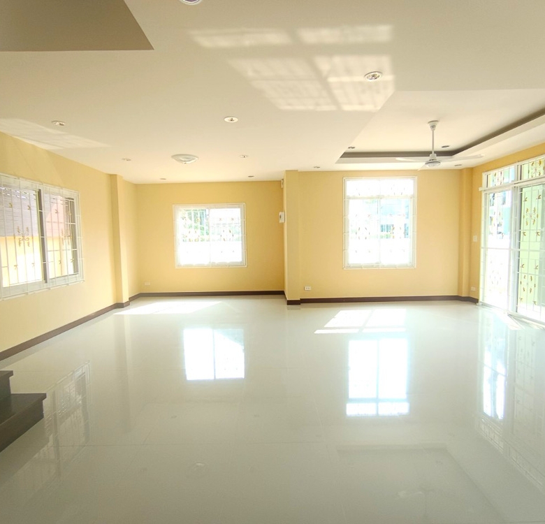 EP0102 | Family Villa for Sale Near Maryvit School Pattaya