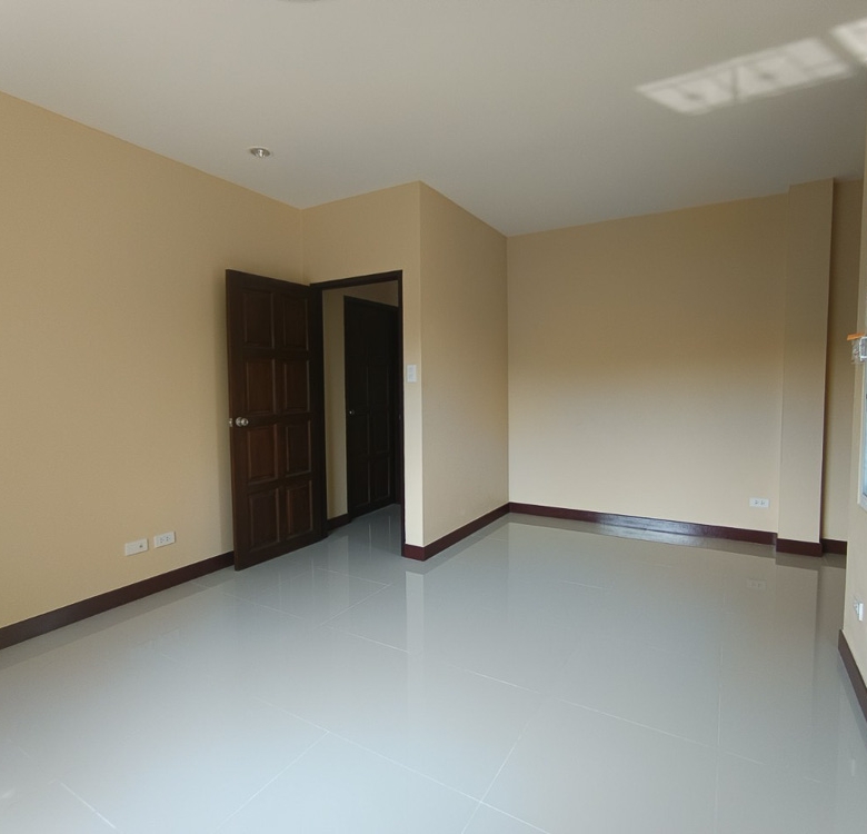 EP0102 | Family Villa for Sale Near Maryvit School Pattaya