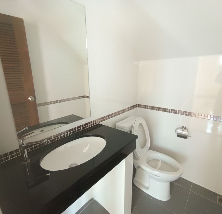 EP0102 | Family Villa for Sale Near Maryvit School Pattaya