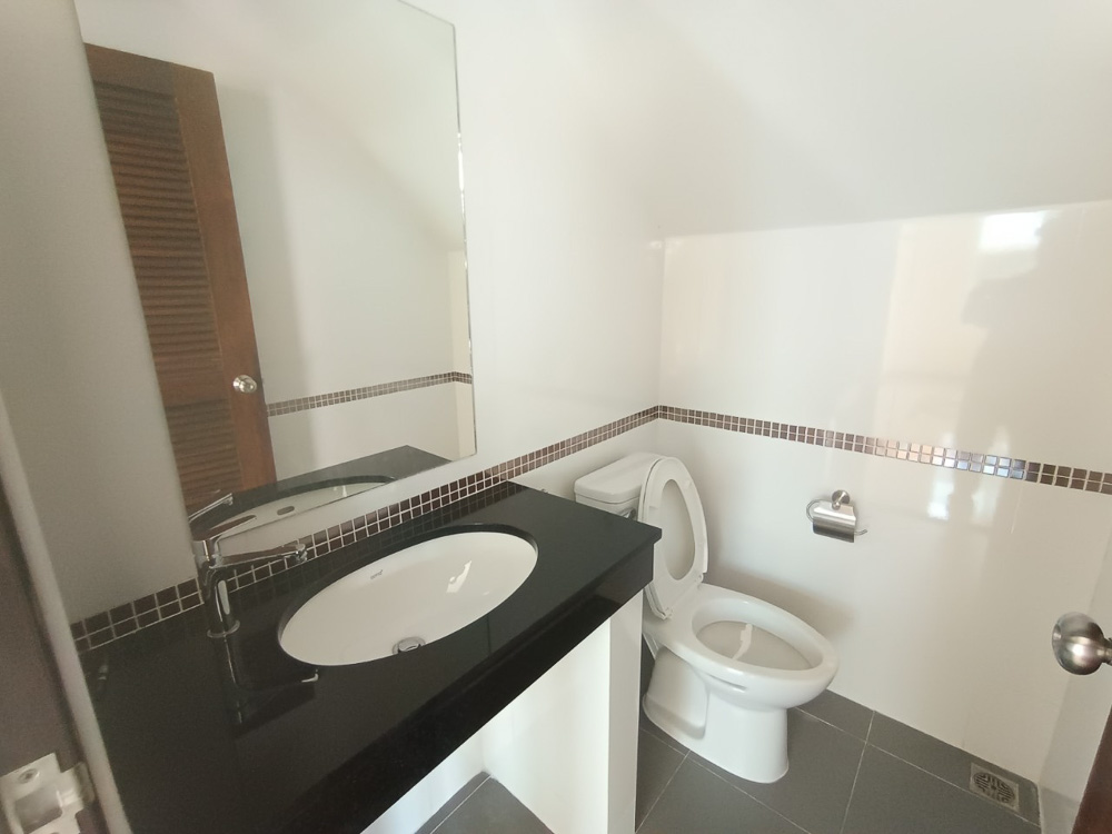 EP0102 | Family Villa for Sale Near Maryvit School Pattaya