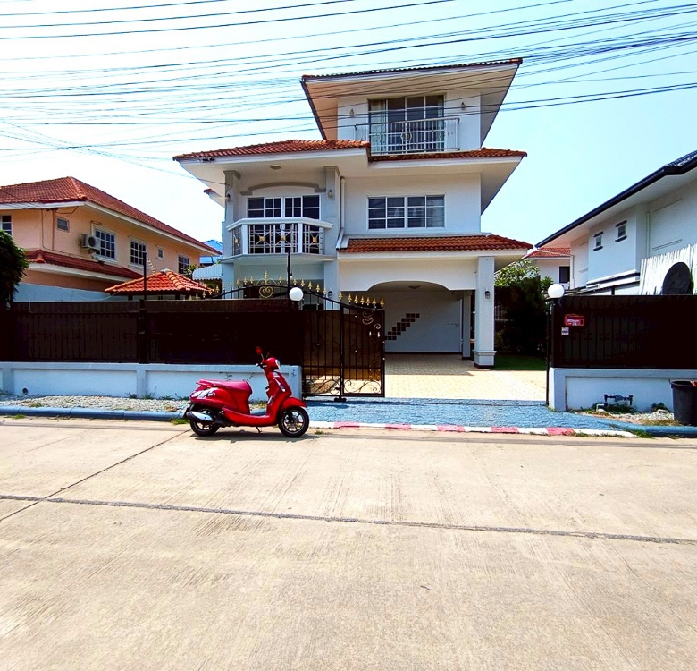 EP0203 | 4-BR Family Villa for Sale at Viewpoint Jomtien