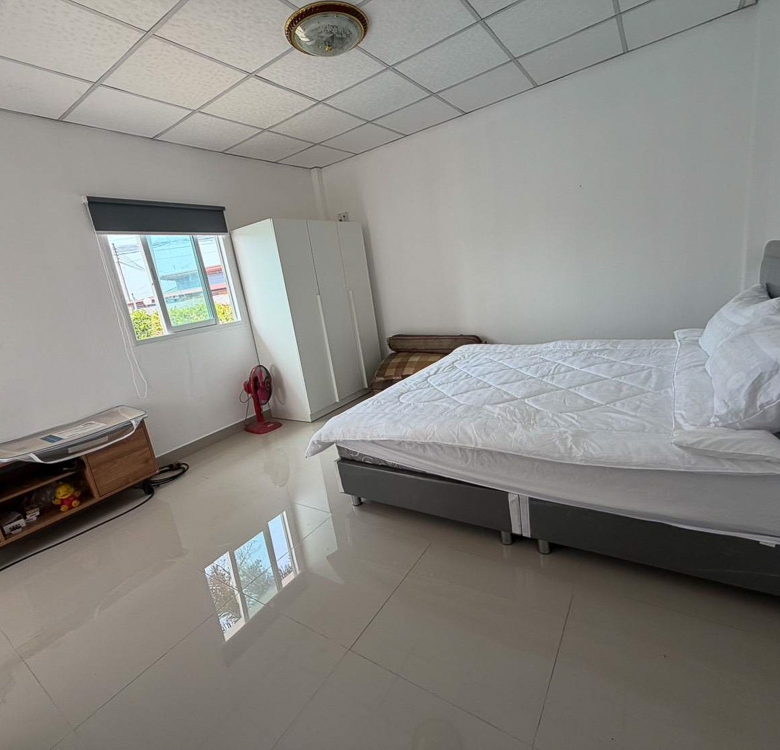 EP0882 | villa on 1 Rai of land for sale Near Mabprachan Lake