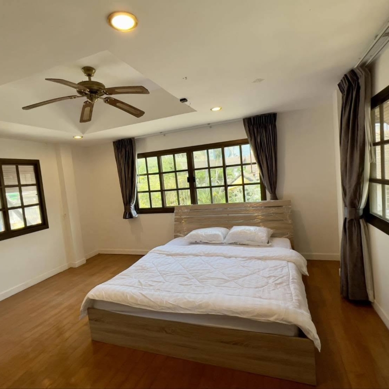 EP0884 | Spacious pool villa located at Soi Bonkot