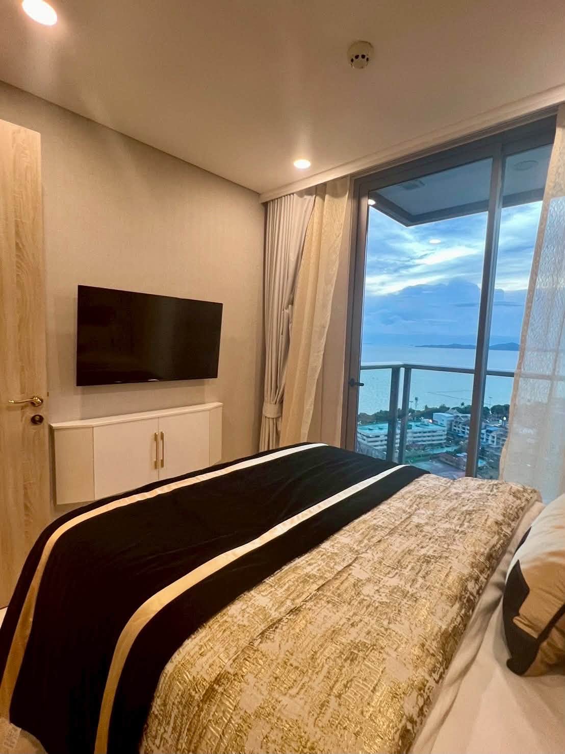 EP0893 | Luxury Condo for Sale at Copacabana Beach Jomtien (Beachfront)Selling Price: THB 4,300,000
