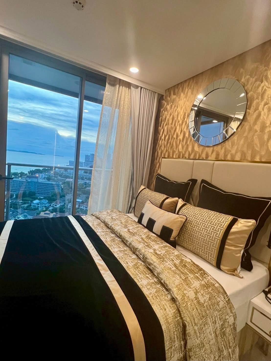 EP0893 | Luxury Condo for Sale at Copacabana Beach Jomtien (Beachfront)Selling Price: THB 4,300,000