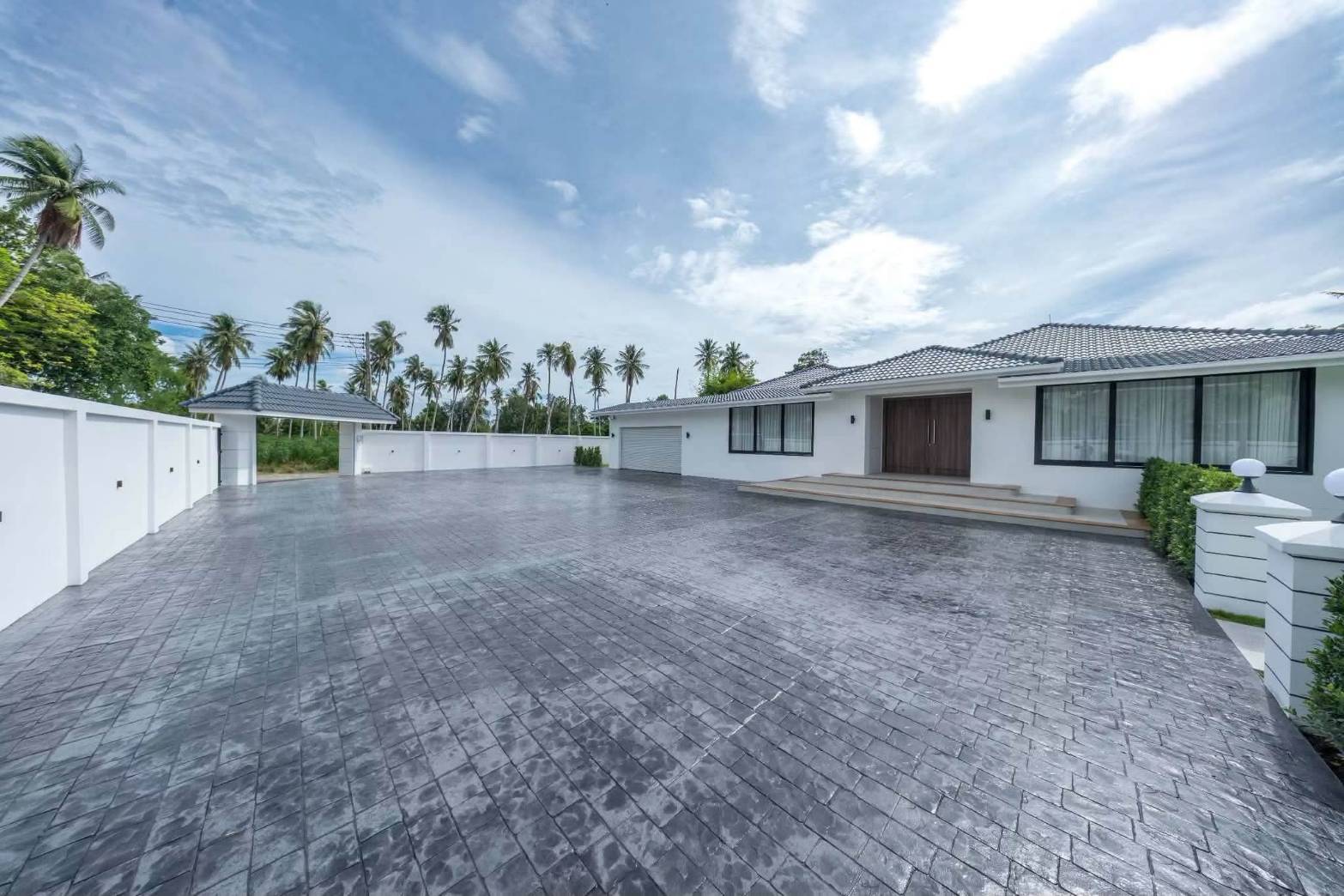 E0944 | Hauy Yai Fully Renovated 5- Bedroom all en-suite and 7 bath rooms SAle 21,950,000 baht