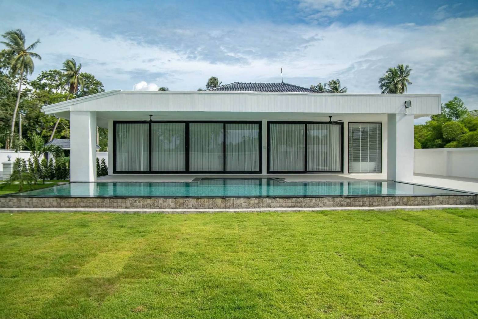 E0944 | Hauy Yai Fully Renovated 5- Bedroom all en-suite and 7 bath rooms SAle 21,950,000 baht