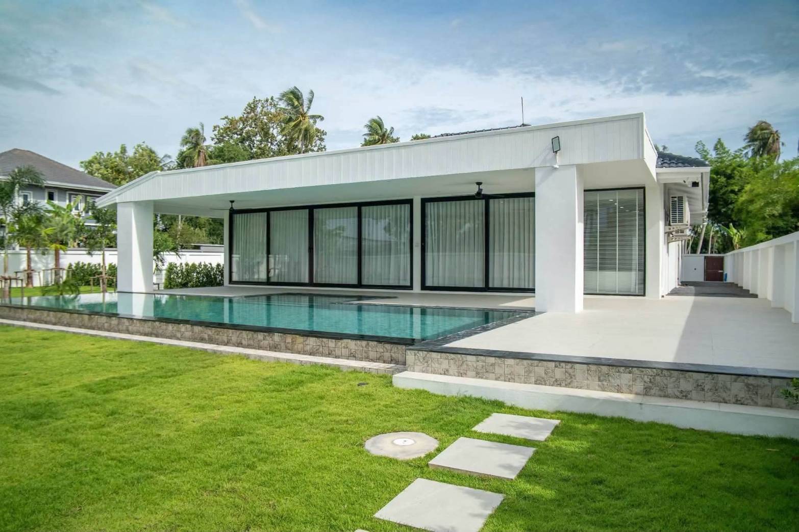 E0944 | Hauy Yai Fully Renovated 5- Bedroom all en-suite and 7 bath rooms SAle 21,950,000 baht