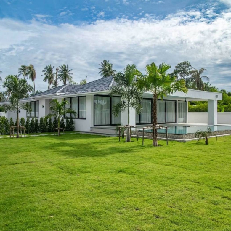 E0944 | Hauy Yai Fully Renovated 5- Bedroom all en-suite and 7 bath rooms SAle 21,950,000 baht