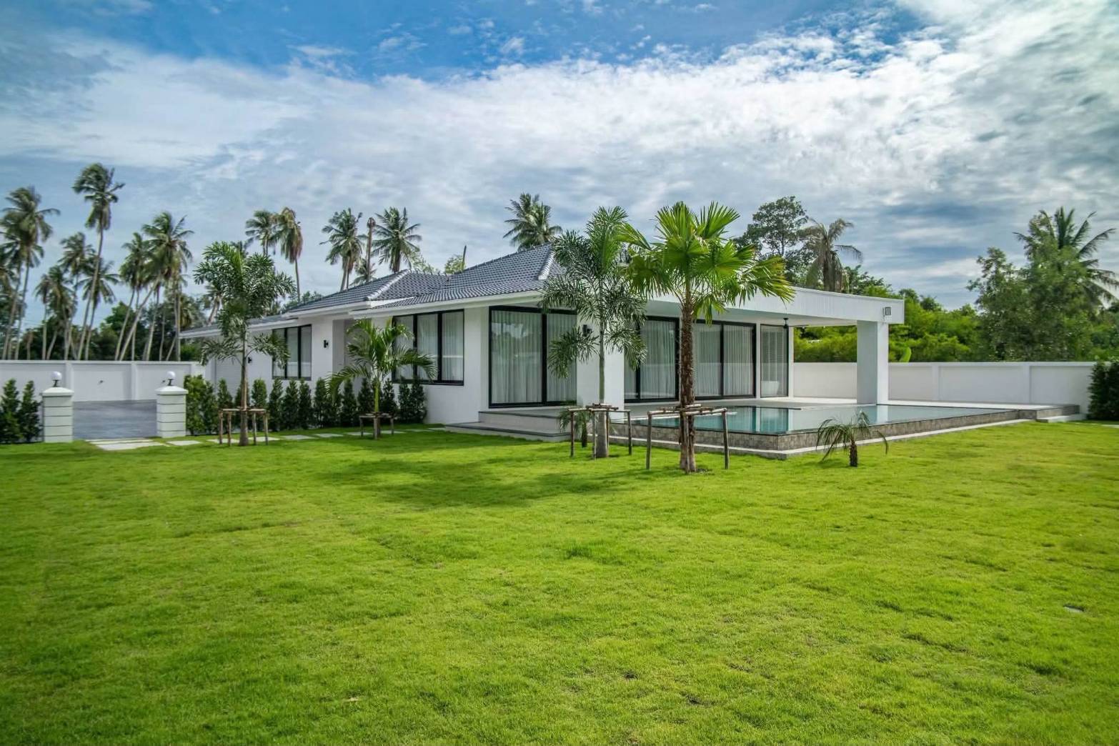 E0944 | Hauy Yai Fully Renovated 5- Bedroom all en-suite and 7 bath rooms SAle 21,950,000 baht