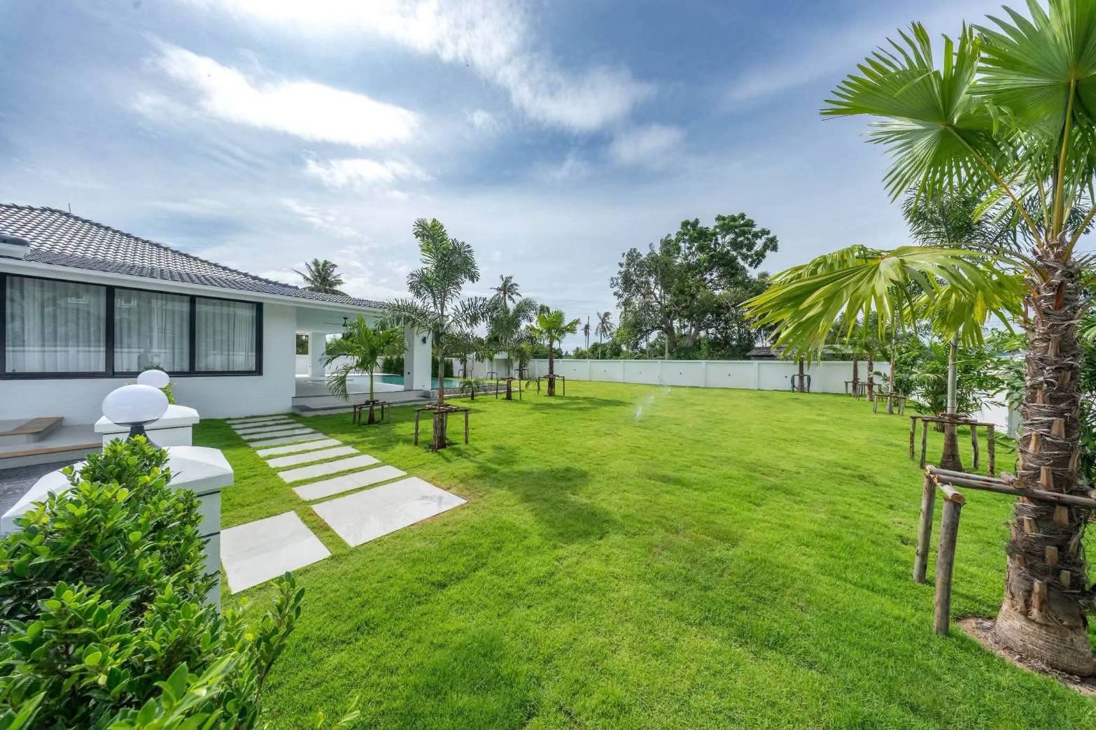 E0944 | Hauy Yai Fully Renovated 5- Bedroom all en-suite and 7 bath rooms SAle 21,950,000 baht