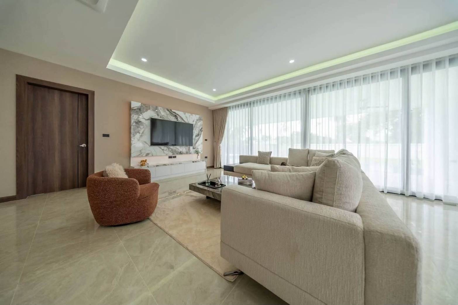 E0944 | Hauy Yai Fully Renovated 5- Bedroom all en-suite and 7 bath rooms SAle 21,950,000 baht