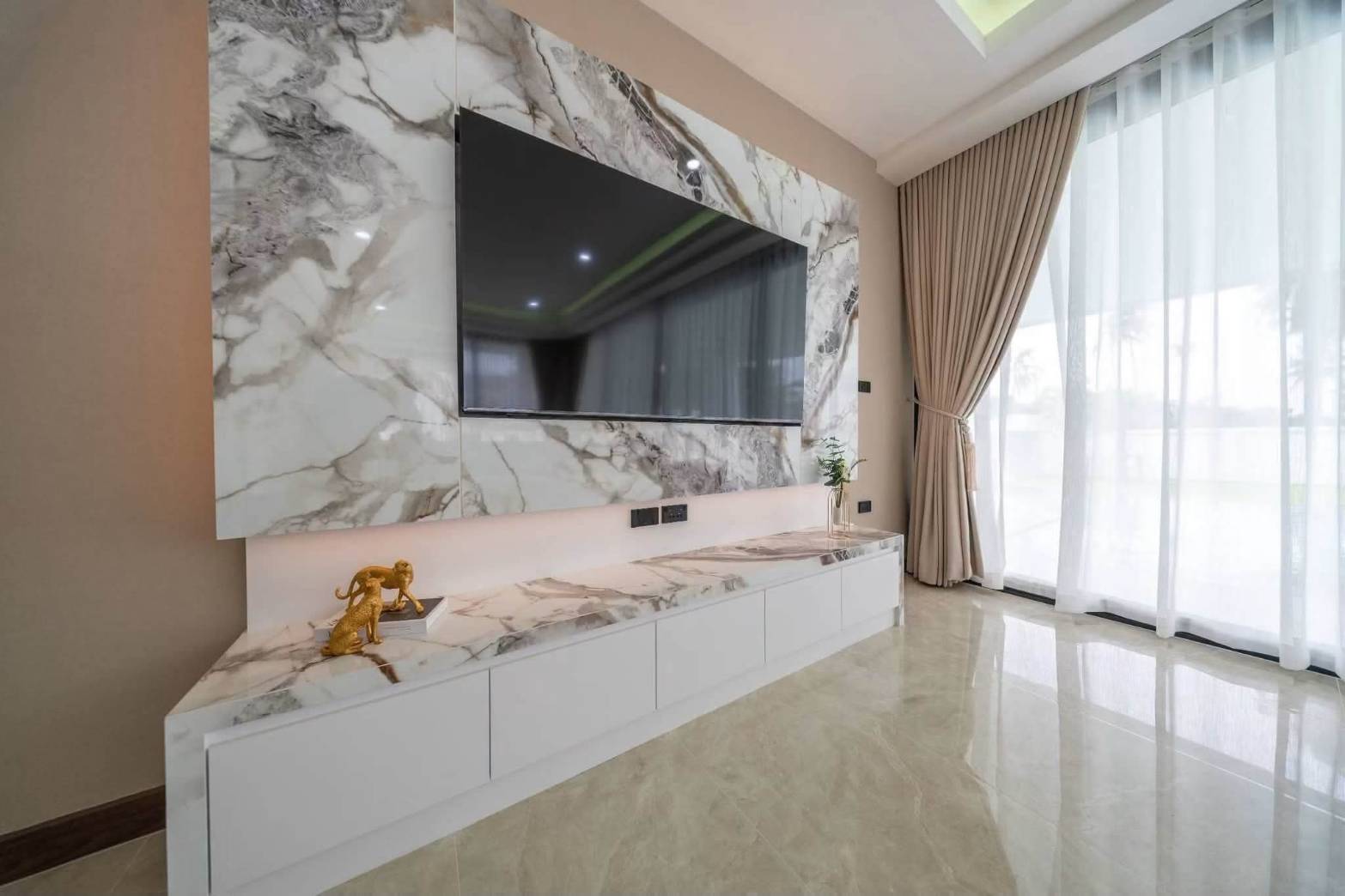 E0944 | Hauy Yai Fully Renovated 5- Bedroom all en-suite and 7 bath rooms SAle 21,950,000 baht