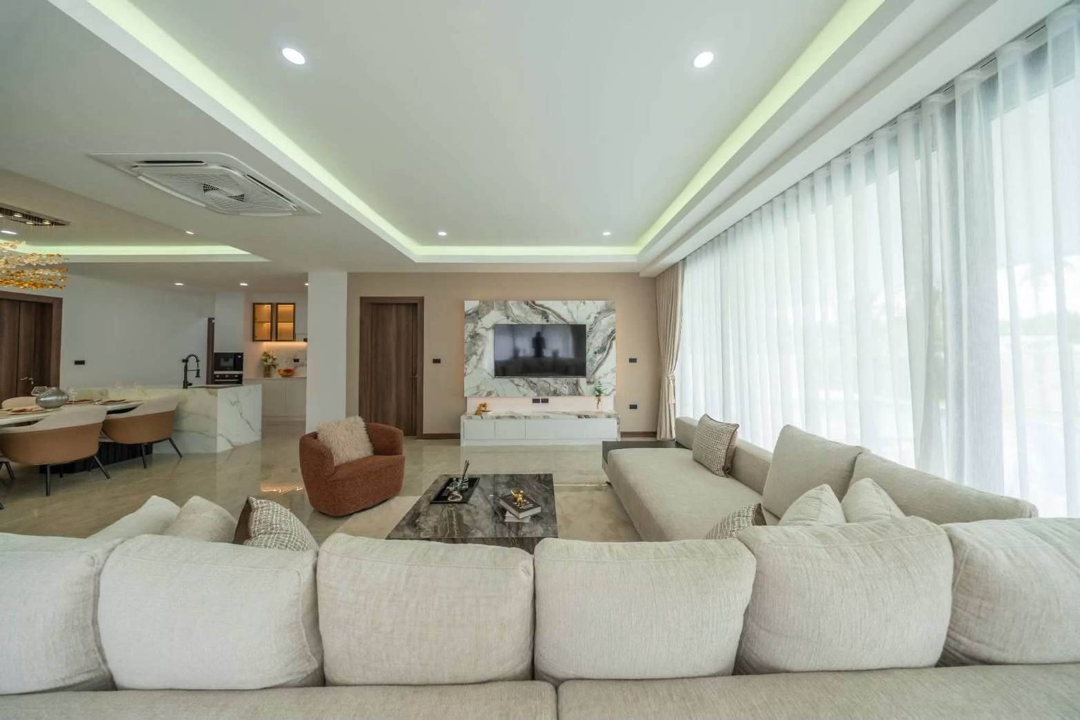 E0944 | Hauy Yai Fully Renovated 5- Bedroom all en-suite and 7 bath rooms SAle 21,950,000 baht