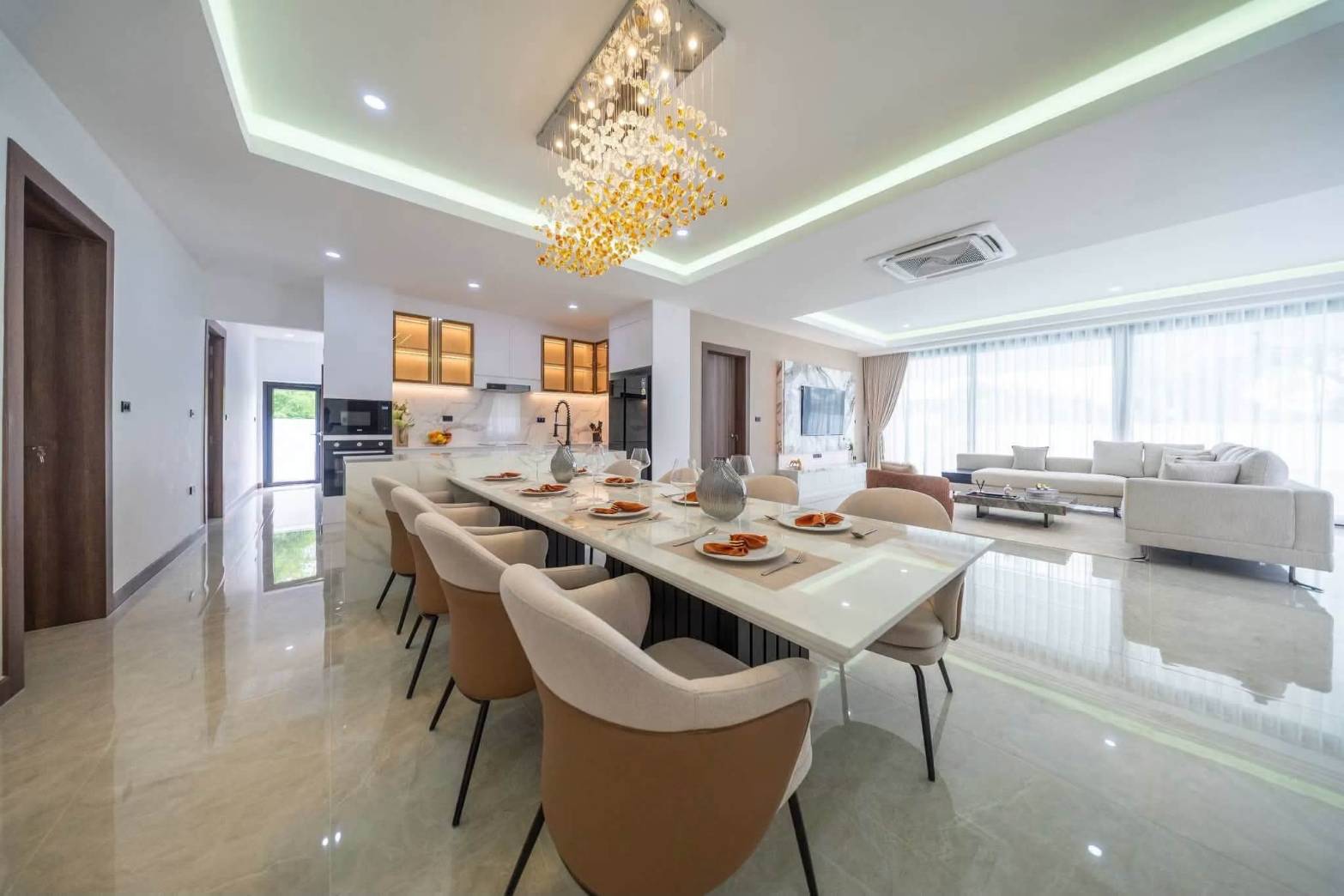 E0944 | Hauy Yai Fully Renovated 5- Bedroom all en-suite and 7 bath rooms SAle 21,950,000 baht