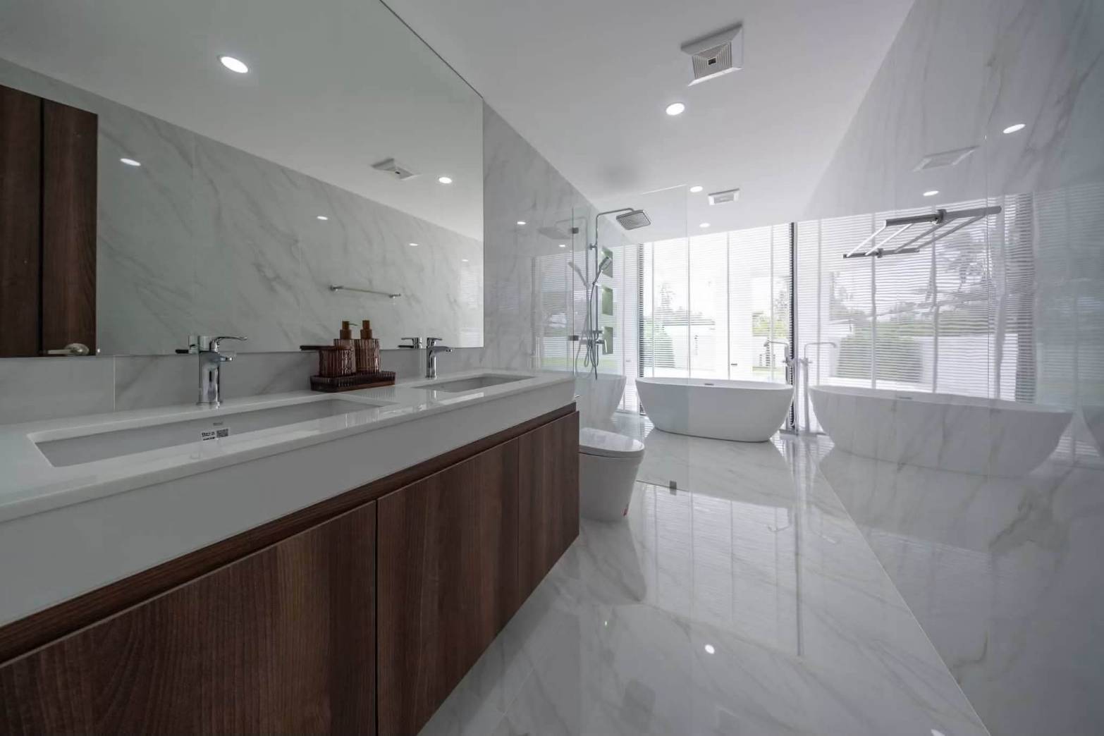 E0944 | Hauy Yai Fully Renovated 5- Bedroom all en-suite and 7 bath rooms SAle 21,950,000 baht