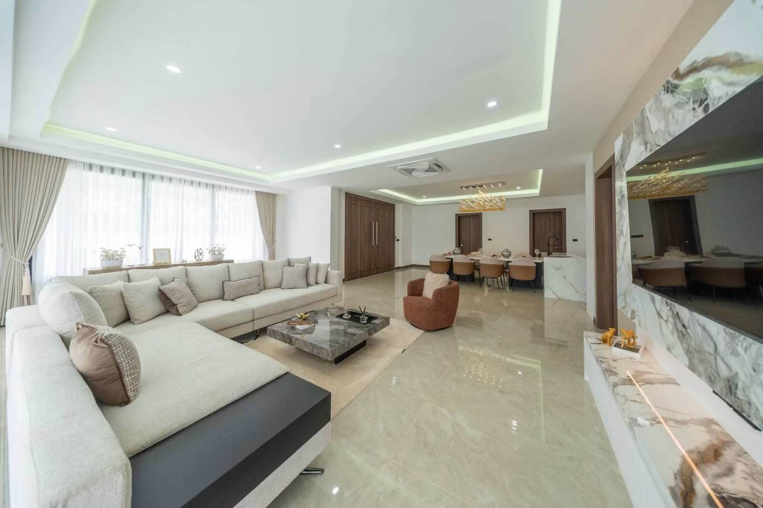E0944 | Hauy Yai Fully Renovated 5- Bedroom all en-suite and 7 bath rooms SAle 21,950,000 baht
