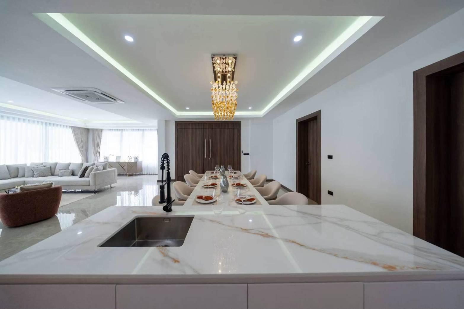 E0944 | Hauy Yai Fully Renovated 5- Bedroom all en-suite and 7 bath rooms SAle 21,950,000 baht