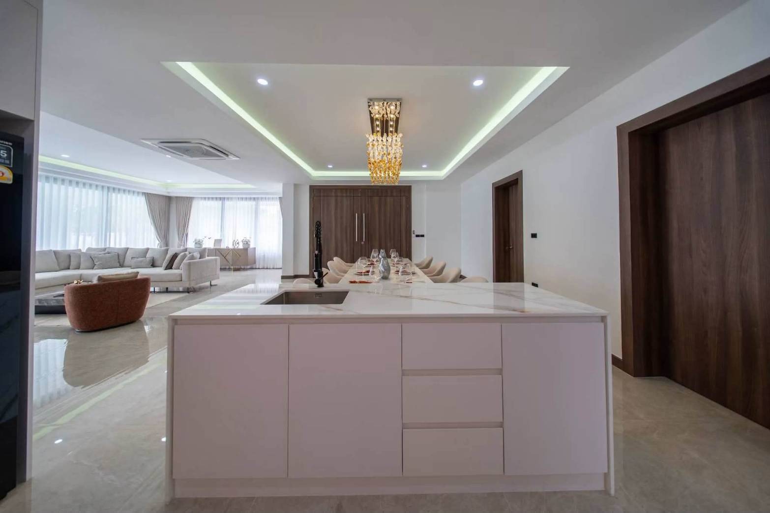 E0944 | Hauy Yai Fully Renovated 5- Bedroom all en-suite and 7 bath rooms SAle 21,950,000 baht