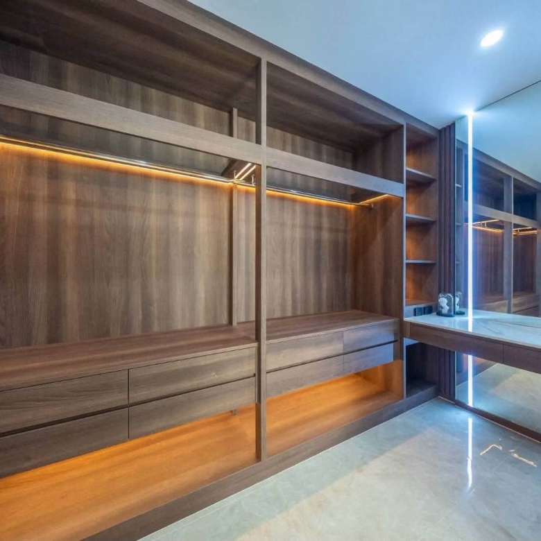 E0944 | Hauy Yai Fully Renovated 5- Bedroom all en-suite and 7 bath rooms SAle 21,950,000 baht