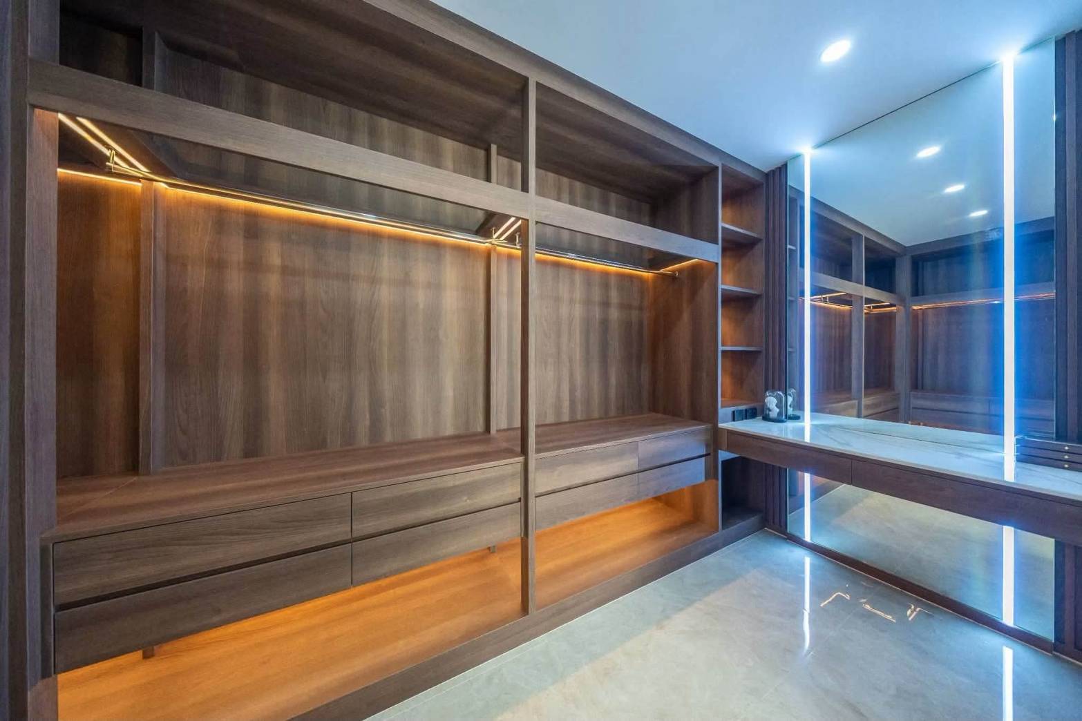 E0944 | Hauy Yai Fully Renovated 5- Bedroom all en-suite and 7 bath rooms SAle 21,950,000 baht
