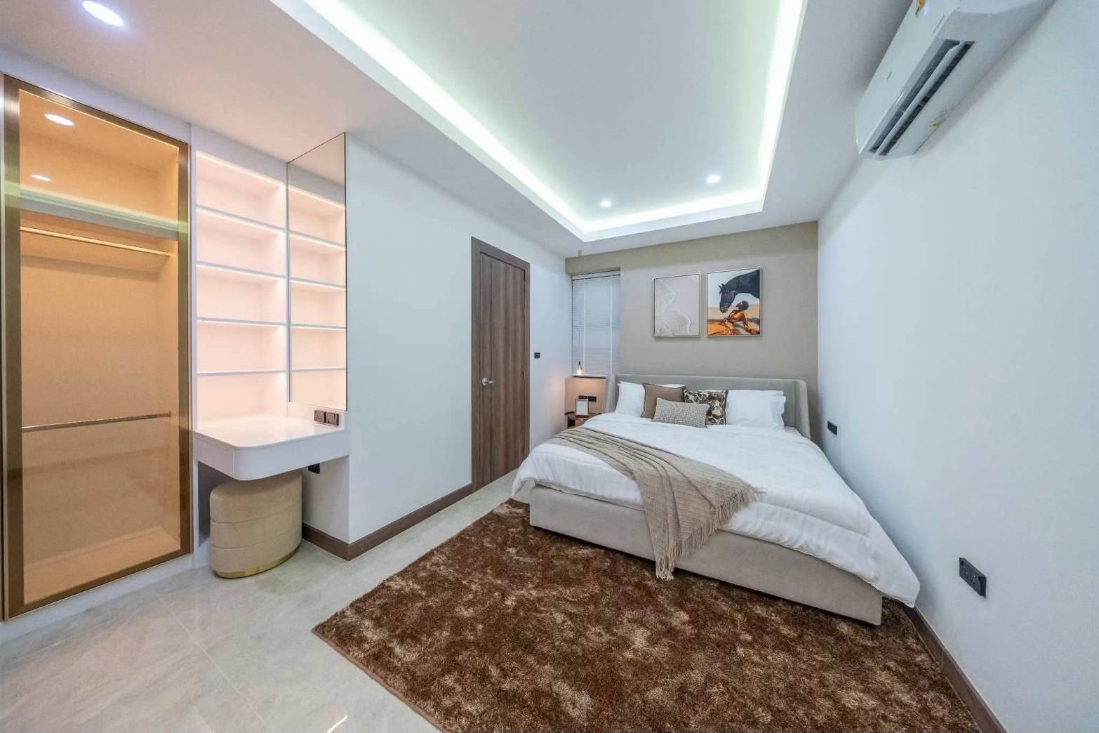 E0944 | Hauy Yai Fully Renovated 5- Bedroom all en-suite and 7 bath rooms SAle 21,950,000 baht