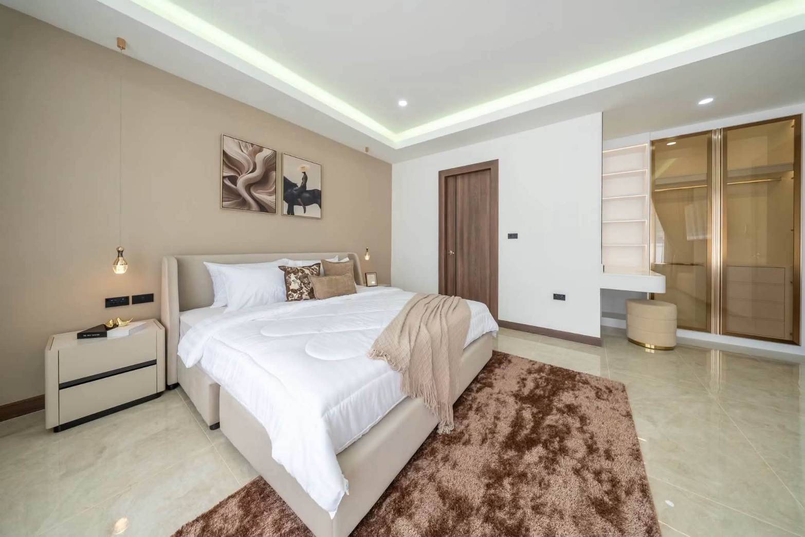 E0944 | Hauy Yai Fully Renovated 5- Bedroom all en-suite and 7 bath rooms SAle 21,950,000 baht