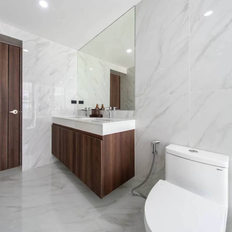 E0944 | Hauy Yai Fully Renovated 5- Bedroom all en-suite and 7 bath rooms SAle 21,950,000 baht