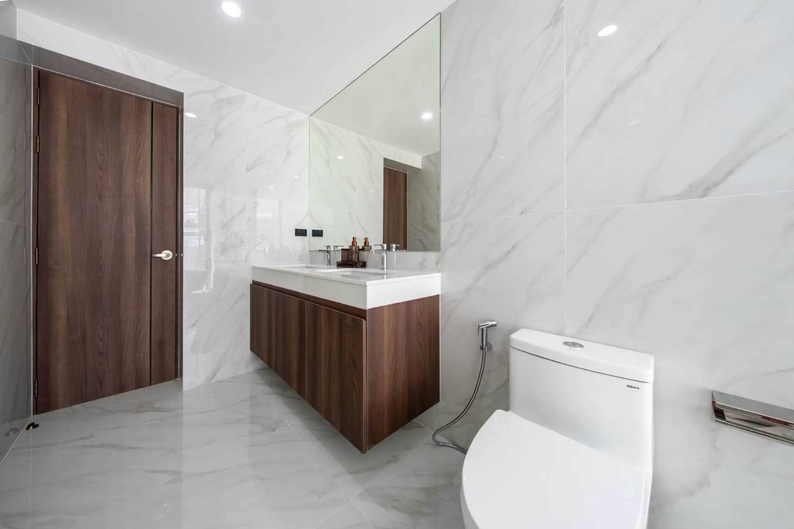 E0944 | Hauy Yai Fully Renovated 5- Bedroom all en-suite and 7 bath rooms SAle 21,950,000 baht