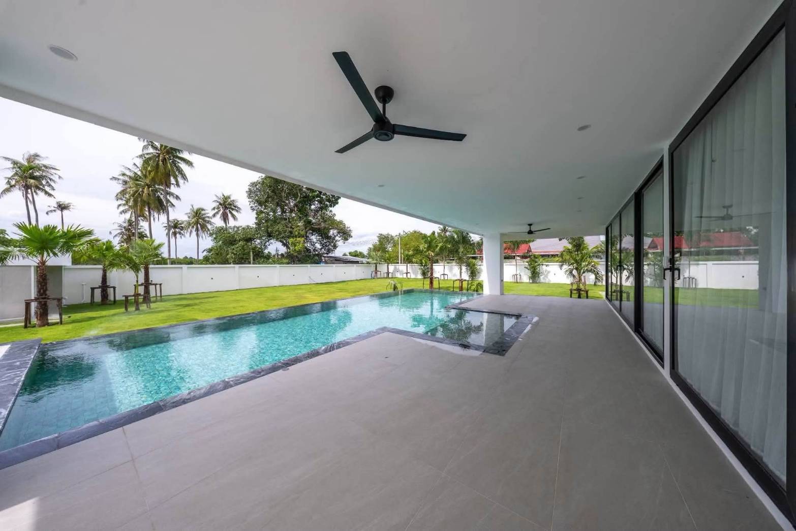 E0944 | Hauy Yai Fully Renovated 5- Bedroom all en-suite and 7 bath rooms SAle 21,950,000 baht