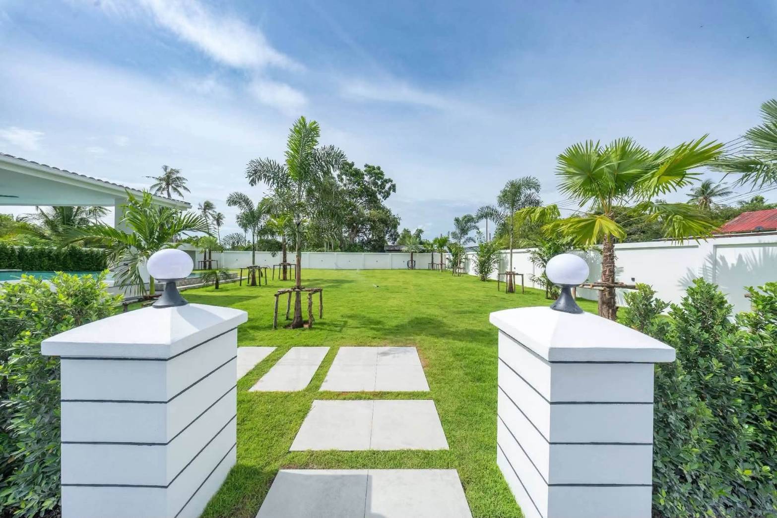 E0944 | Hauy Yai Fully Renovated 5- Bedroom all en-suite and 7 bath rooms SAle 21,950,000 baht